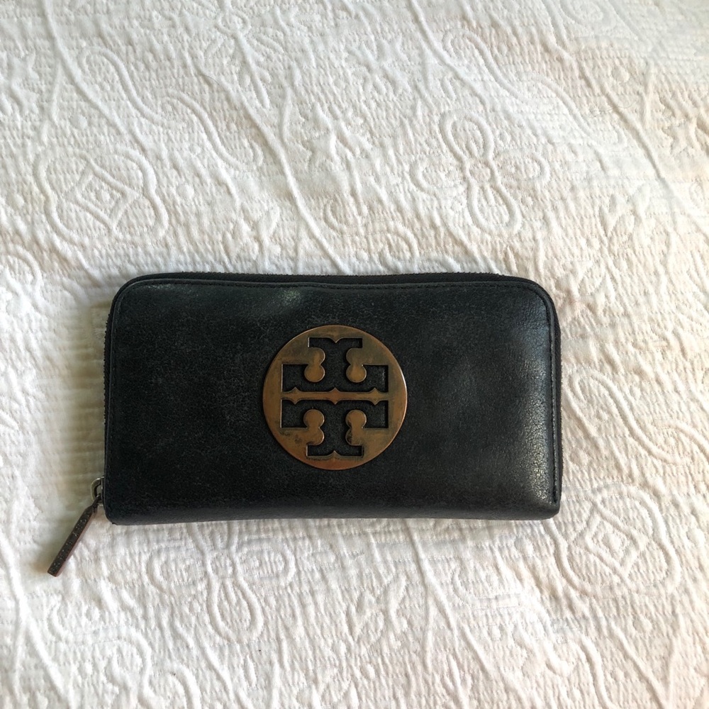 Tory Burch logo wallet